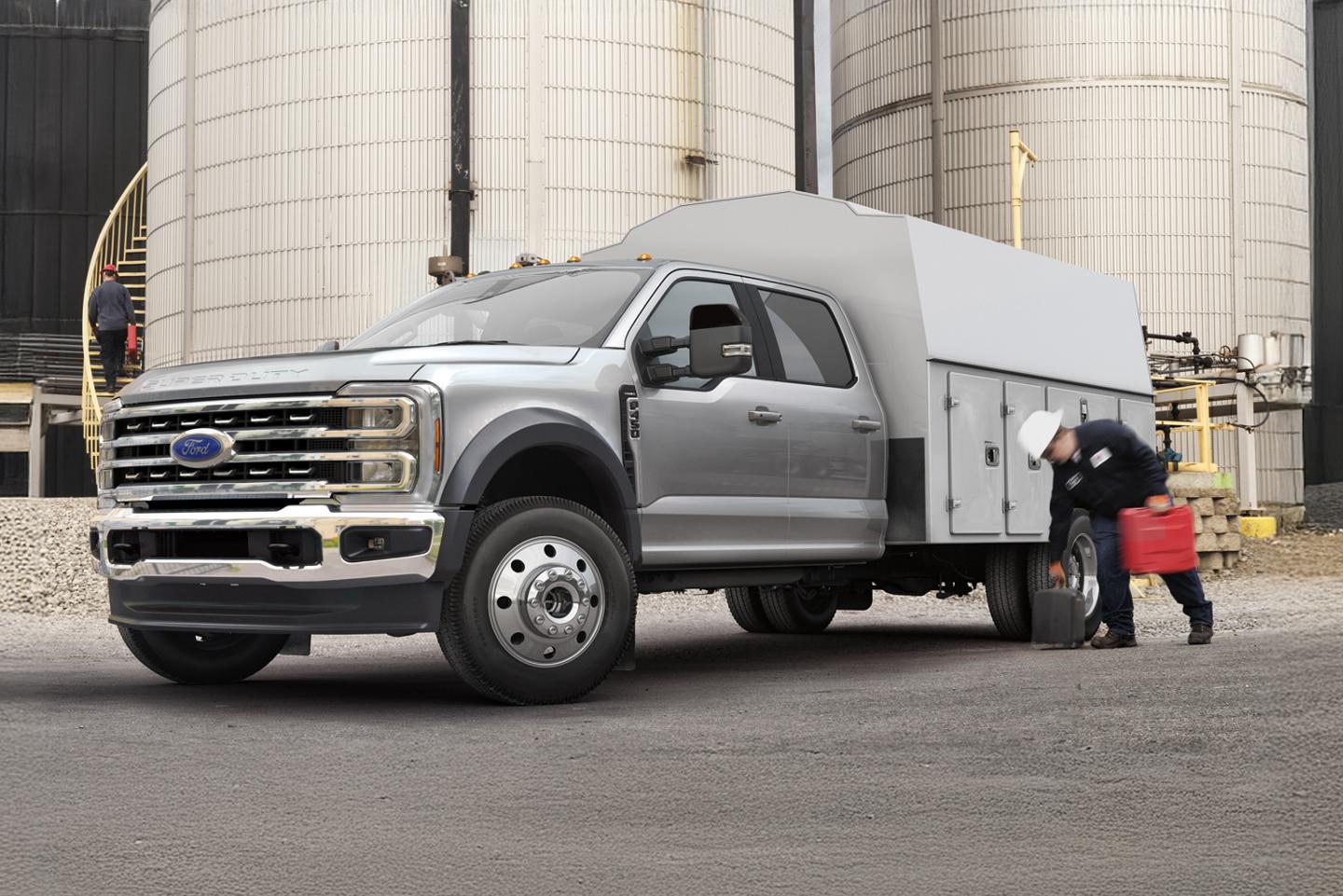Ford F-450 Lariat Super Duty® à châssis cabine 2026 avec caisson utilitaire stationné devant des silos